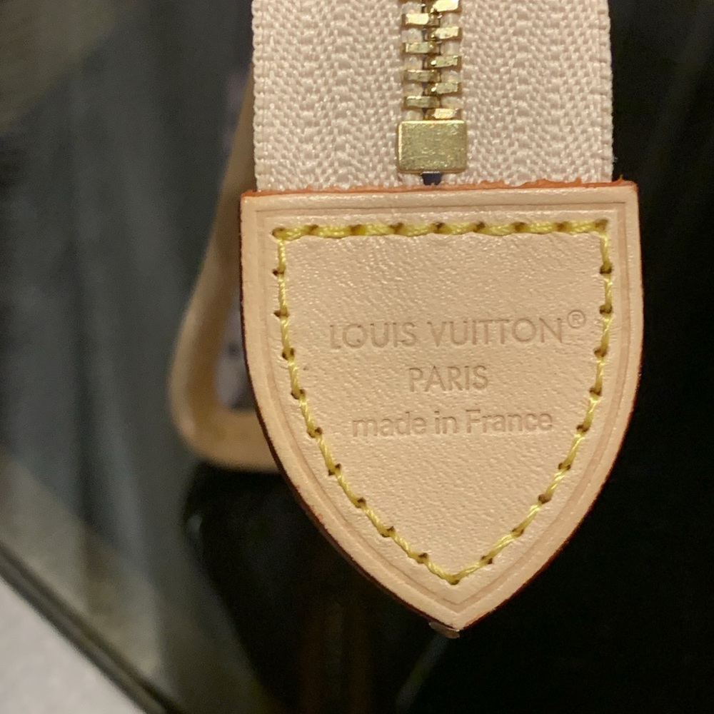 Absolutely stunning rare clear cosmetic Louis Vuitton case with LV logo,limited - Picture 9 of 17